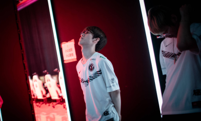 背中出战 背中出战